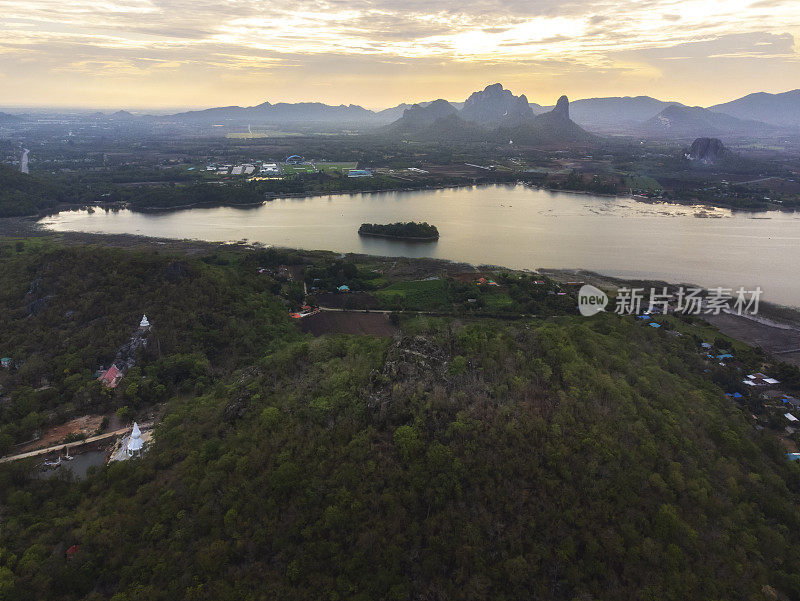 全景鸟瞰山和湖日落在Phu Sub Lek水库，华富里，泰国。